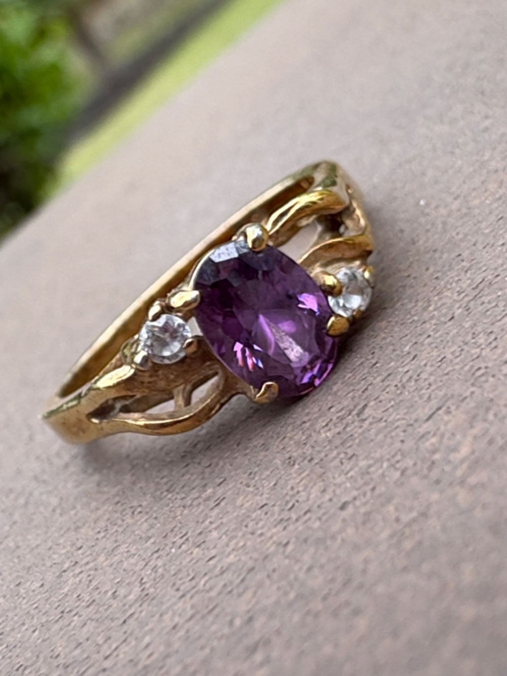 Faux amethyst gold tone swirl ring size 7 vintage 2.21 grams